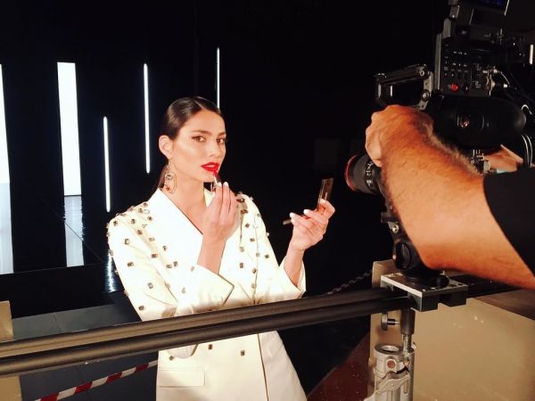 Hλιάνα Παπαγεωργίου: Η σερβιτόρα που κατέκτησε τις πασαρέλες και την καρδιά μας