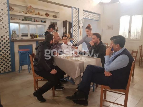 Πέτα τη φριτέζα: Δεν φαντάζεστε τι φωτογραφία βρήκαμε στον τοίχο της ταβέρνας του Γιάννη Μπέζου