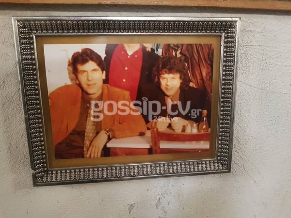 Πέτα τη φριτέζα: Δεν φαντάζεστε τι φωτογραφία βρήκαμε στον τοίχο της ταβέρνας του Γιάννη Μπέζου