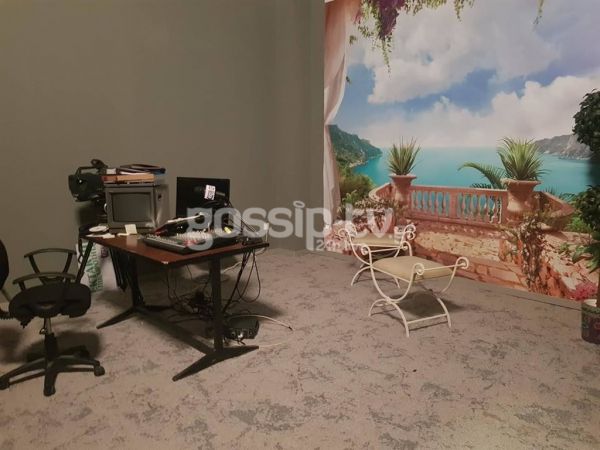 Πέτα τη φριτέζα: Δεν φαντάζεστε τι φωτογραφία βρήκαμε στον τοίχο της ταβέρνας του Γιάννη Μπέζου