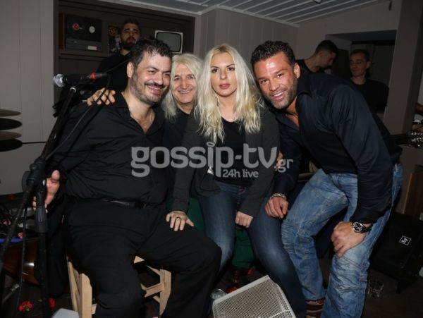 Ο Νίκος Καρβέλας γιόρτασε την ονομαστική του γιορτή με τις γυναίκες του!