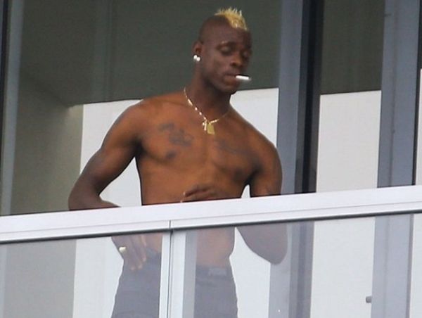 Μάριο Μπαλοτέλι: Χαλαρώνει με παιχνίδια στην θάλασσα και… τσιγάρο!