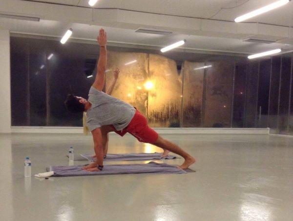 Η Ρούλα Κορομηλά «λιώνει» στη hot yoga (Φωτό)