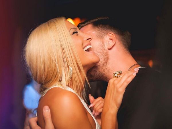 Ιωάννα Τούνη: Ευτυχισμένη στην αγκαλιά του συντρόφου της (pic)