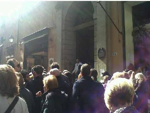 Σε λαϊκό προσκύνημα η σορός του Λούτσιο Ντάλα