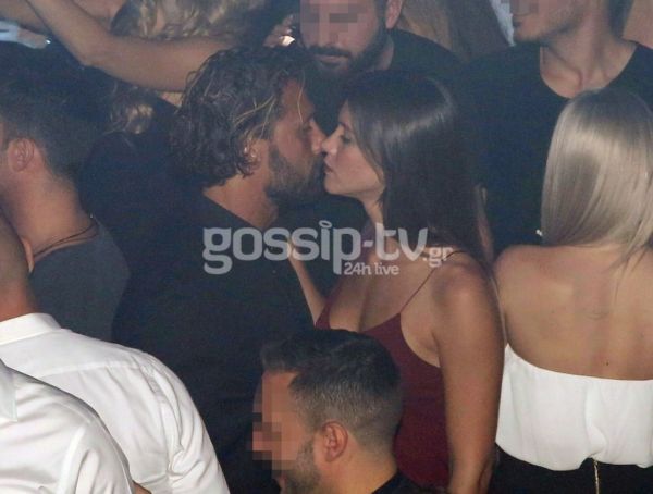 Φιλιά και αγκαλιές στα μπουζούκια για το νιόπαντρο ζευγάρι