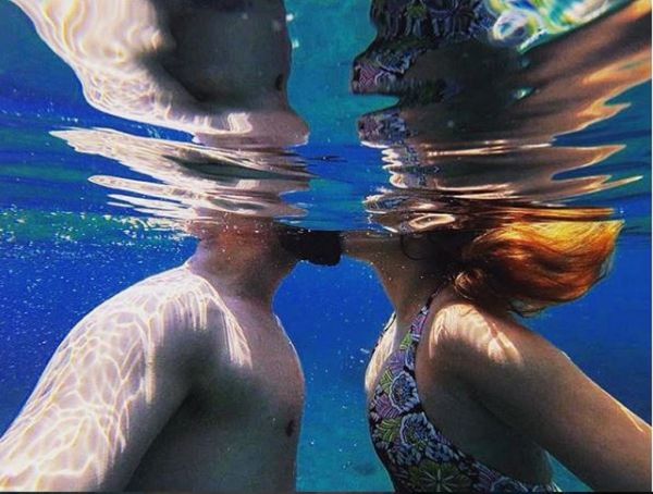 Αυτός είναι έρωτας! Υποβρύχιο παθιασμένο φιλί για ζευγάρι της ελληνικής showbiz