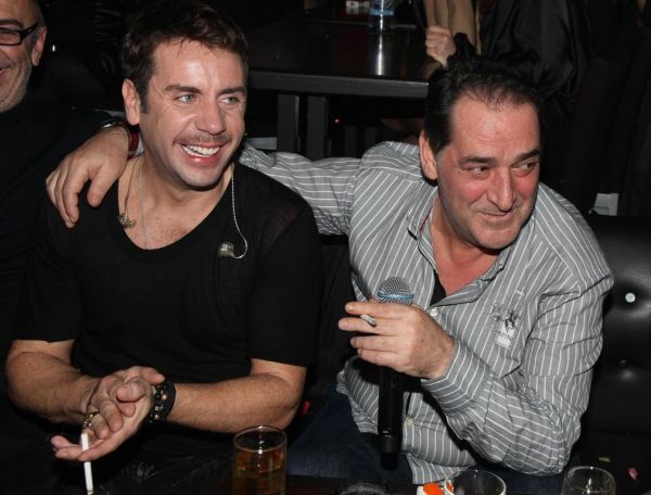 Δείτε την τουρνέ του Βασίλη Καρρά στα μπουζούκια