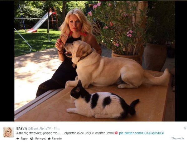 Η Μενεγάκη παίζει με το σκύλο της στην αυλή του σπιτιού της! (φωτογραφίες)