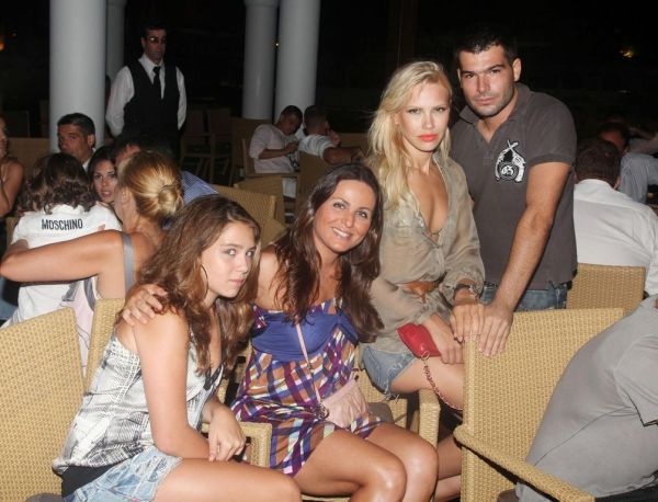 Ποιος είπε ότι οι επώνυμοι πάνε (μόνο) Μύκονο; 