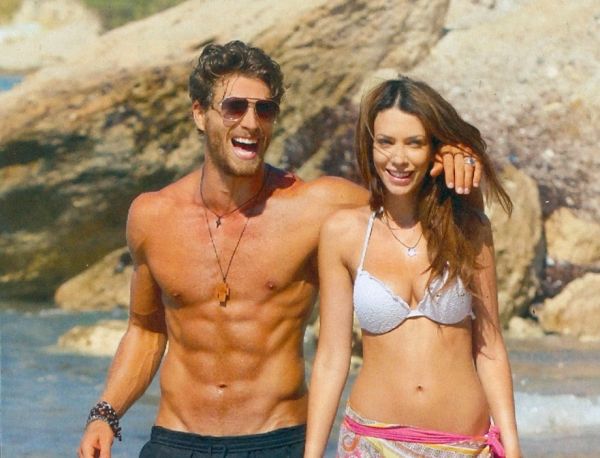 Γιώργος Μανίκας: Ερωτικά παιχνίδια στην παραλία με την αγαπημένη του 