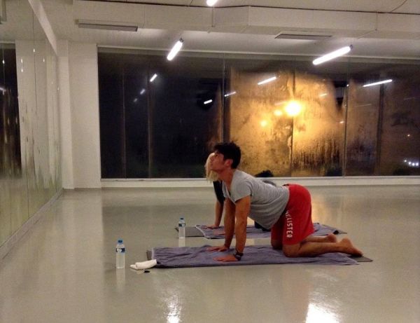 Η Ρούλα Κορομηλά «λιώνει» στη hot yoga (Φωτό)