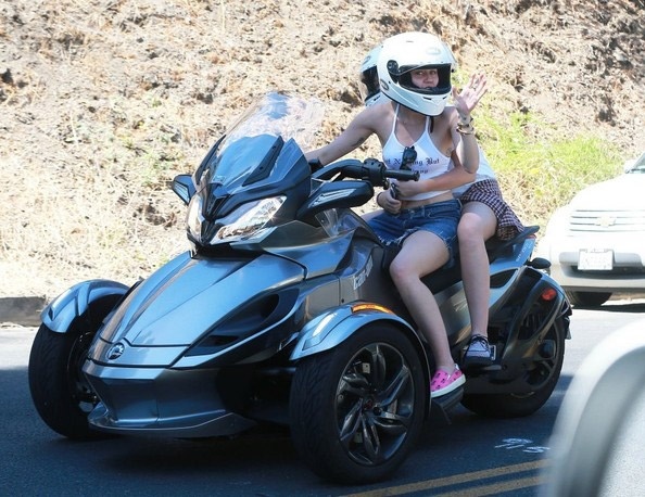 Miley Cyrus: Δεν άντεξε τους παπαράτσι και κάλεσε την αστυνομία