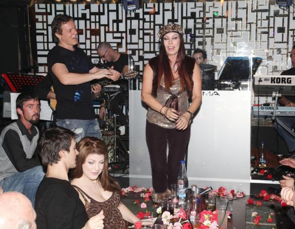 Άντζελα Δημητρίου: Στα μπουζούκια με τον γαμπρό της!