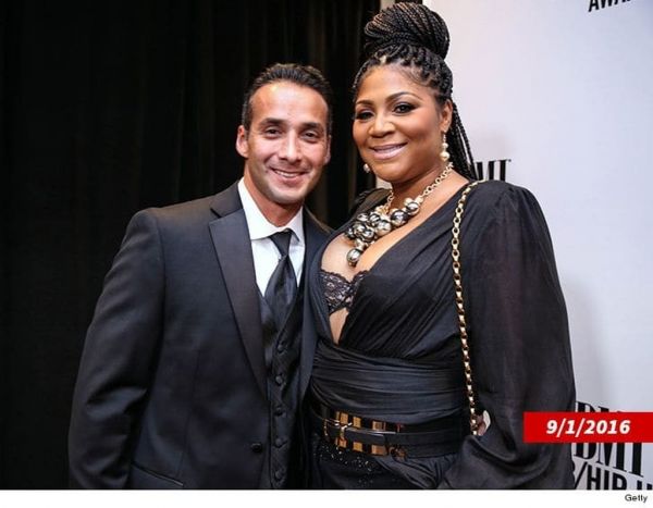 Δύσκολες ώρες για γνωστή τραγουδίστρια – Πέθανε ο πρώην άντρας της και πατέρας των παιδιών της