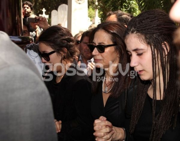 Ράγισαν καρδιές στην κηδεία του Δημήτρη Μητροπάνου