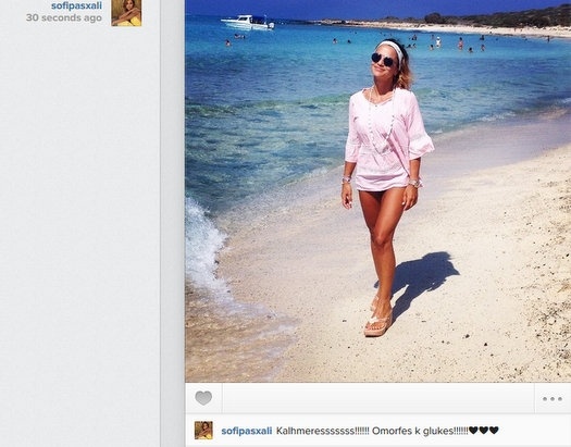 Το σέξι κορίτσι Σόφη Πασχάλη μας καλημερίζει από την παραλία!