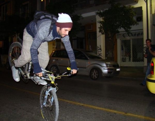 Δείτε ποιος επώνυμος κάνει το βράδυ σούζες στην Αθήνα