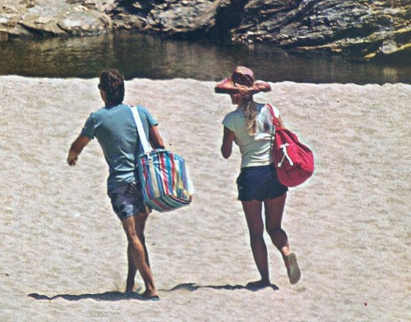 Ελένη Μενεγάκη-Ματέο Παντζόπουλος: Στιγμές για δύο στην αγαπημένη τους παραλία 