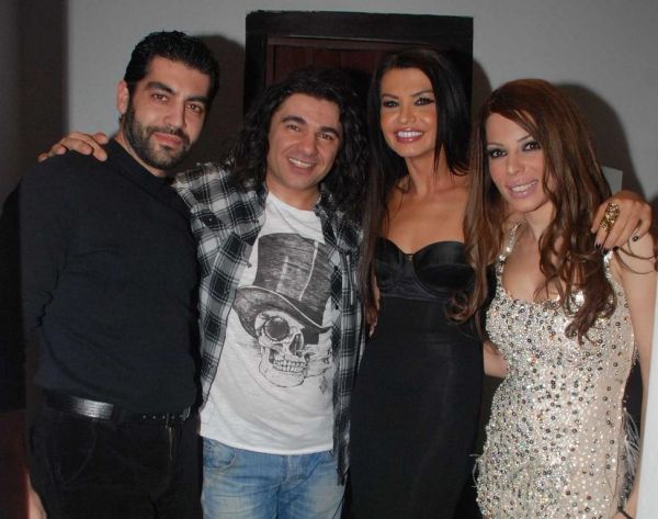 Η Νίνα Λοτσάρη τραγουδάει στον Κουρκούλη 