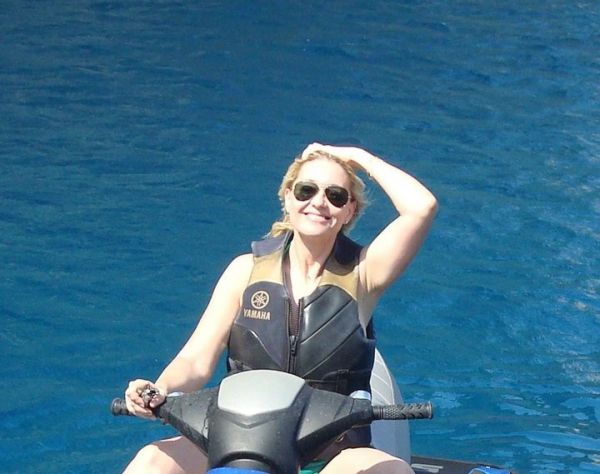 Nατάσσα Ράγιου: Απολαμβάνοντας το απέραντο γαλάζιο του Ιονίου