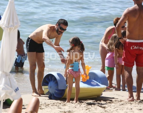 Θανάσης Ευθυμιάδης: Παιχνίδια με τις κόρες του στην θάλασσα