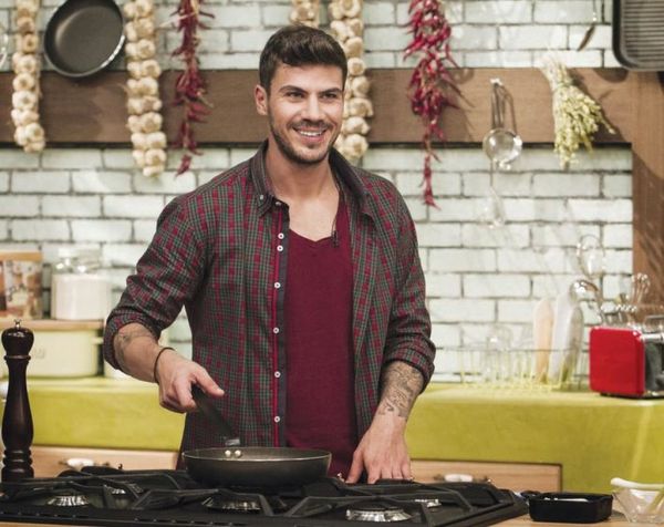 Ουπς! Αυτή κι αν είναι μεταγραφή! Δείτε με ποιον φλερτάρει ο ΑΝΤ1…