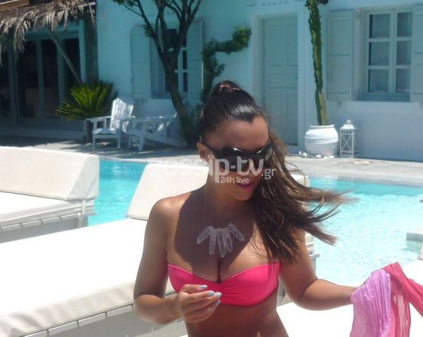 Χριστίνα Πάζιου: Φωτογραφίζεται με τις δημιουργίες κοσμημάτων της