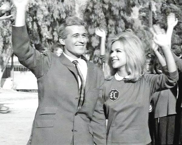 «Χτυποκάρδια στο θρανίο» με την υπογραφή του… Λάκη Λαζόπουλου