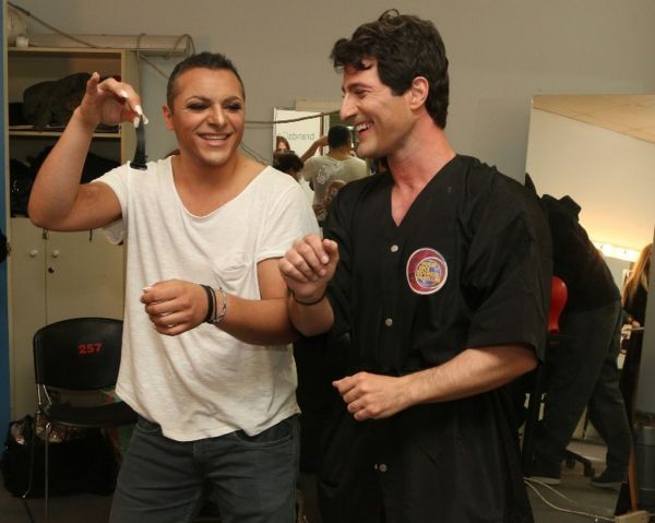 Καρέ-καρέ η μεταμόρφωση του Κώστα Δόξα σε Πέγκυ Ζήνα