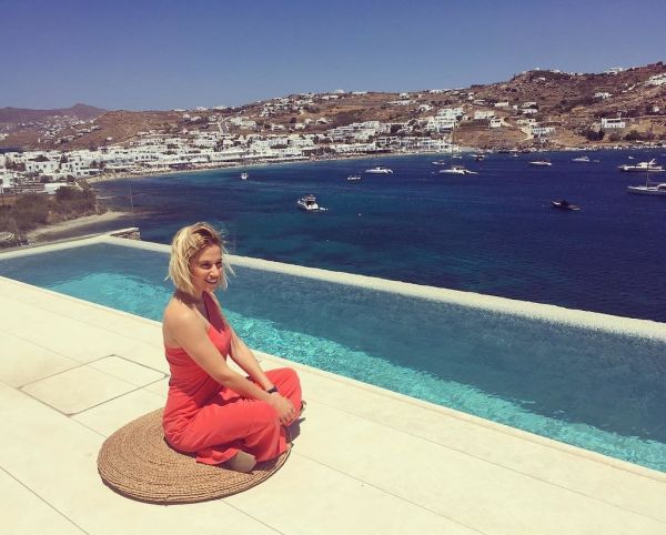 Νάντια Μπουλέ: Φορά το μαγιό της και κάνει yoga 