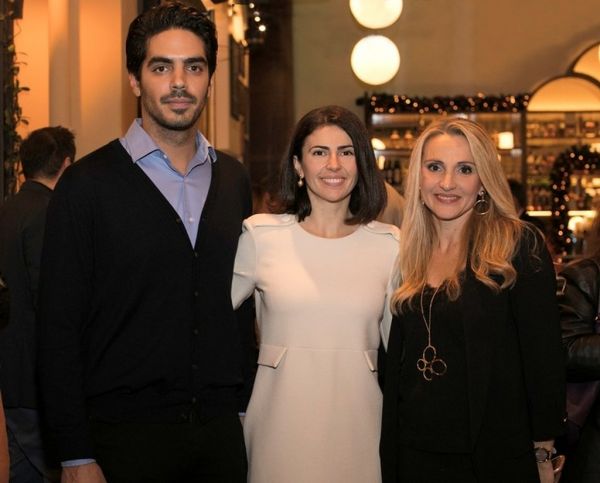 ILiOS: Η πιο κοσμοπολίτικη στοά της Αθήνας γέμισε ηλιοτρόπια  