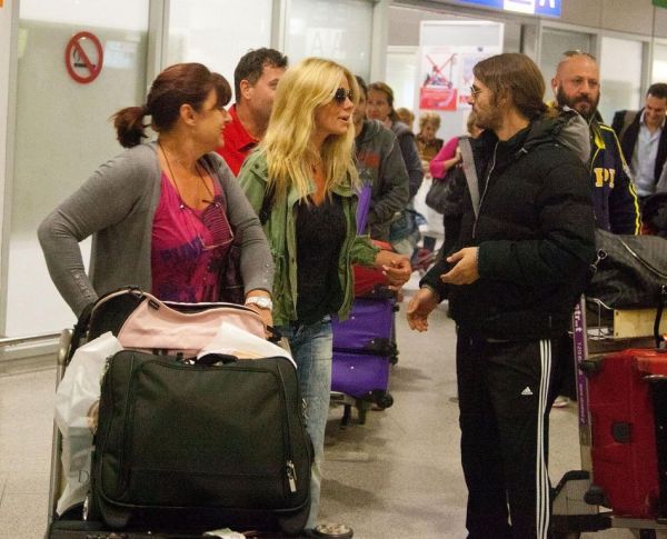 Ζέτα Μακρυπούλια: Η τυχαία συνάντηση στο αεροδρόμιο και τα φιλιά (φωτό)