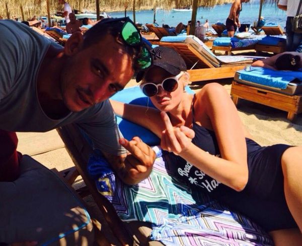 Προκαλεί η Τζούλια Αλεξανδράτου στη Μύκονο με την άσεμνη χειρονομία της  (φωτό) 