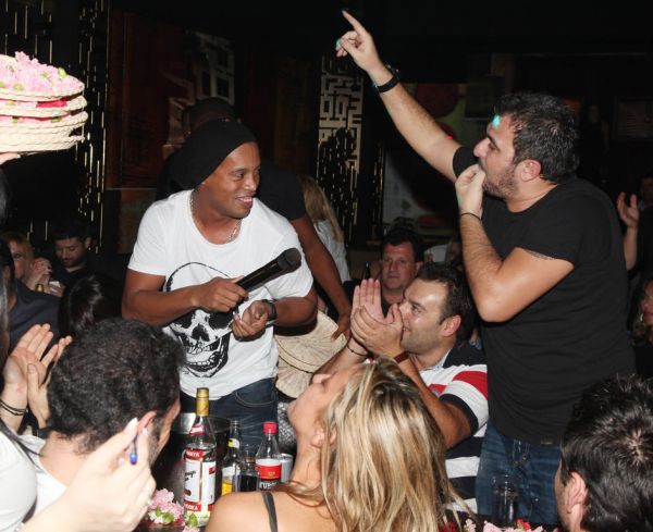 Όταν ο Ronaldihno παίρνει το μικρόφωνο