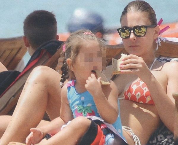 Δέσποινα Καμπούρη: Παιχνίδια με την κόρη της στην θάλασσα!