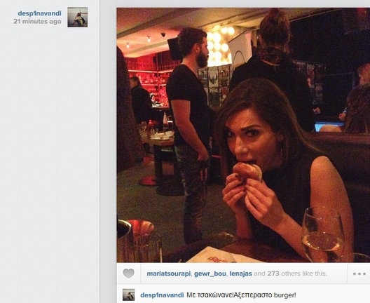 Είναι η Δέσποινα Βανδή και ναι… τρώει burger!