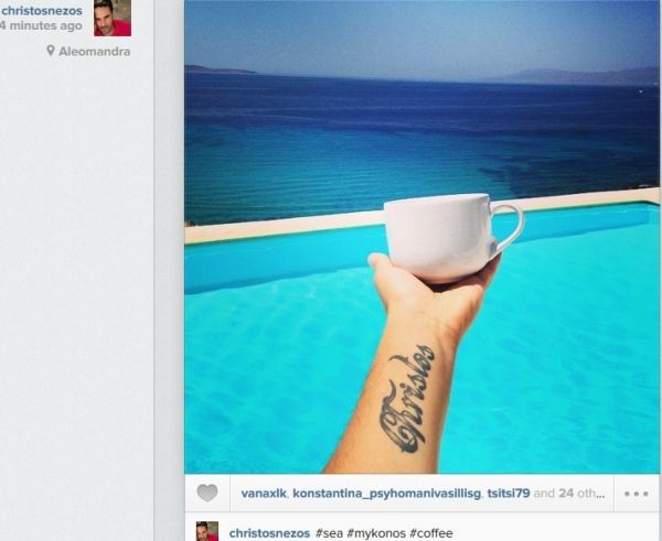 Πίνει τον καφέ του στην πισίνα ο…