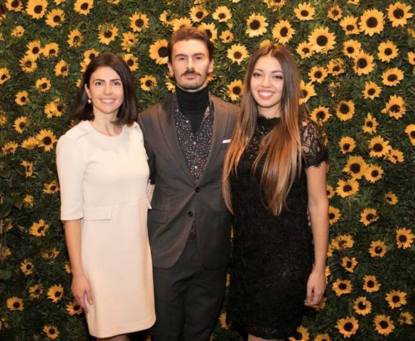 ILiOS: Η πιο κοσμοπολίτικη στοά της Αθήνας γέμισε ηλιοτρόπια  