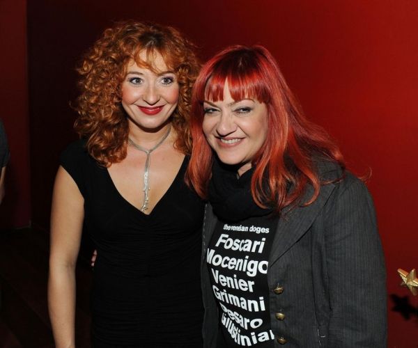 Τρεις κυρίες στο θέατρο!