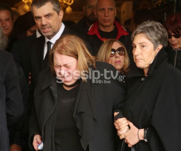 Μεγάλη συγκίνηση και θλίψη στο τελευταίο «αντίο» του Κώστα Κουτσομύτη