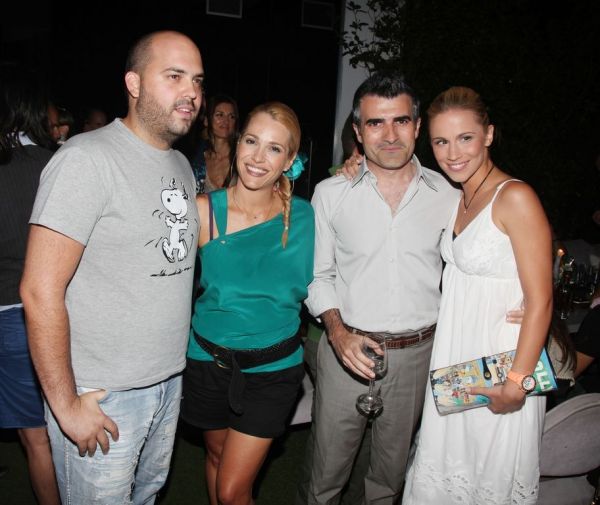 Ένα καυτό φιλί για τα γενέθλια της Τζένης Μπότση