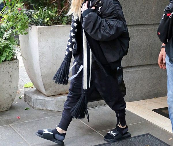 Tragic! Πού πας κουκλίτσα μου με την κάλτσα και την καλοκαιρινή παντόφλα;