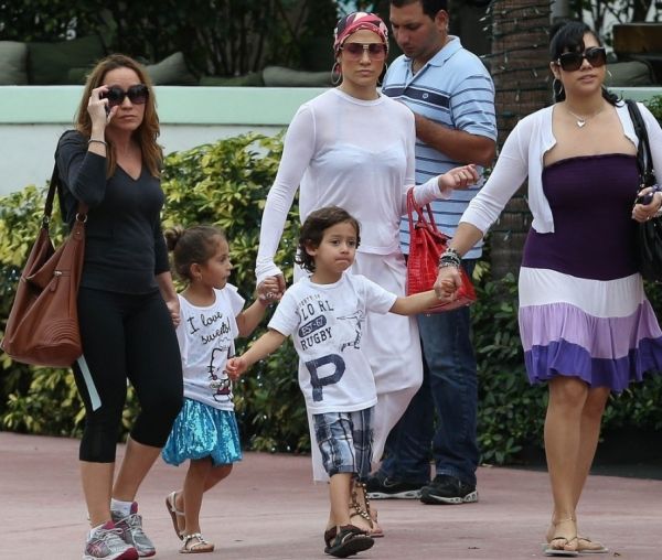 Jennifer Lopez: Χαλαρές στιγμές με τα παιδιά της στο Μαϊάμι (φωτό)