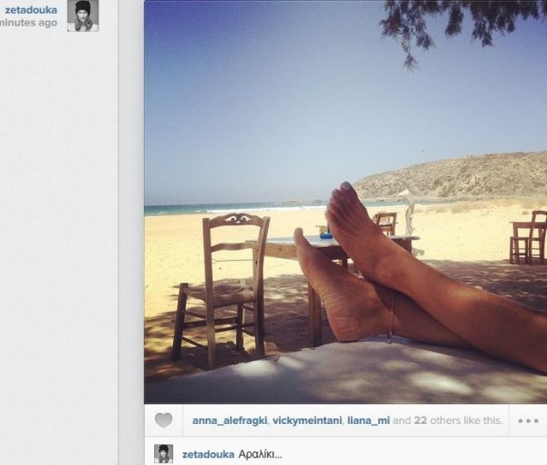 Χαλαρώνει πίνοντας καφέ στην παραλία