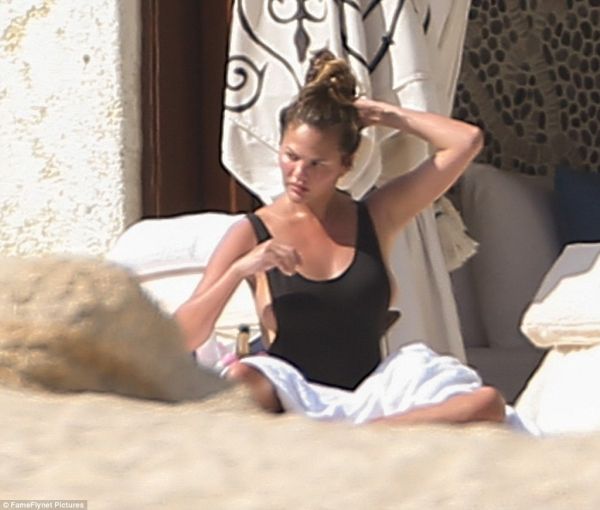 Μετά τα… γεννητικά της όργανα μας δείχνει και το στήθος της