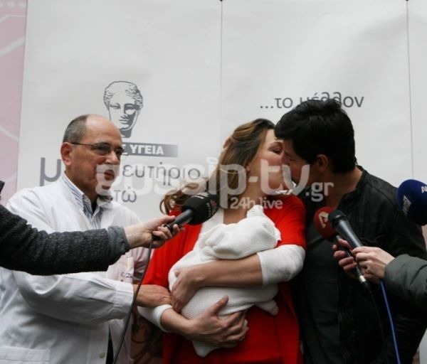 Τα φιλιά του Σάκη Ρουβά στις γυναίκες της ζωή του