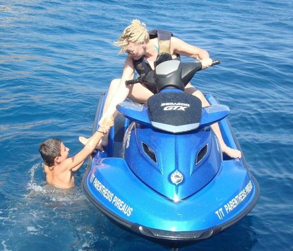 Nατάσσα Ράγιου: Απολαμβάνοντας το απέραντο γαλάζιο του Ιονίου