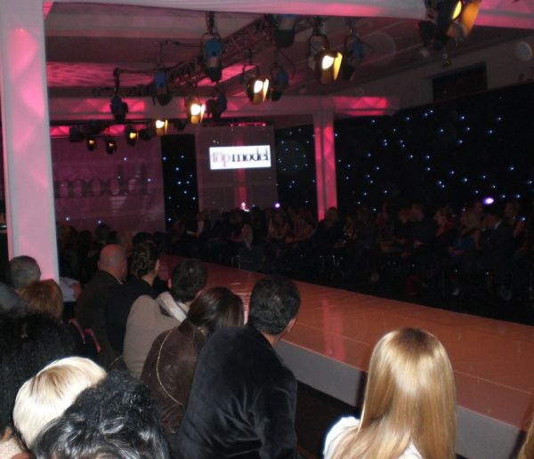 Next Top Model: Εντυπωσιακές παρουσίες και ηχηρές απουσίες στην επίδειξη του τελικού