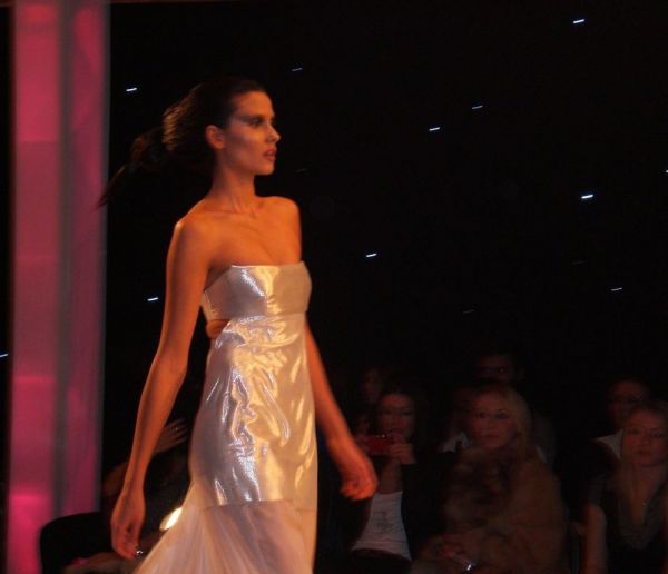 Next Top Model: Εντυπωσιακές παρουσίες και ηχηρές απουσίες στην επίδειξη του τελικού